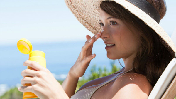 Nếu bạn hoạt động ở ngoài trời lâu thì cách 30 phút nên bôi kem chống nắng một lần