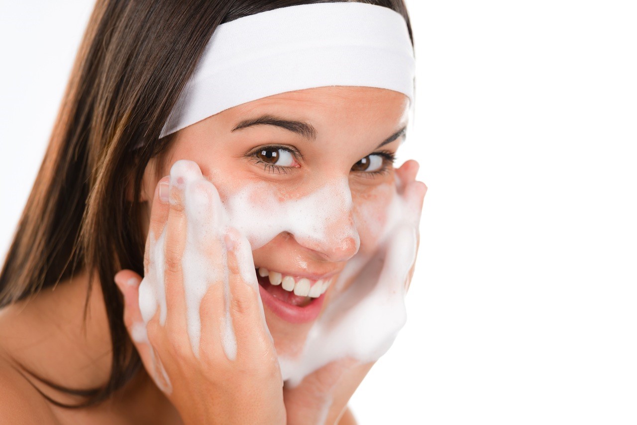 Hãy làm sạch da bằng một loại sữa rửa mặt nhẹ nhàng, hòa tan trong nước cho da có mụn, sau đó áp dụng các sản phẩm loại bỏ tế bào chết chứa salicylic acid và cải thiện tại chỗ chứa benzoyl peroxide
