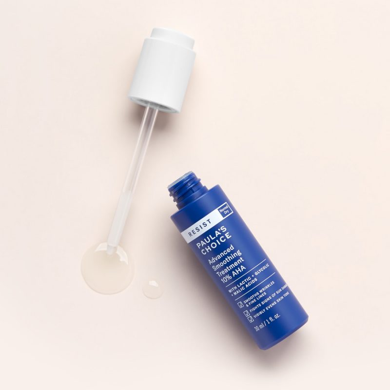 Resist Advanced Smoothing Treatment 10% AHA có kết cấu dạng lỏng sữa