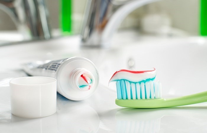 Các thành phần chứa trong kem đánh răng có khả năng làm khô, dẫn đến nhiều người hiểu lầm rằng có thể dùng chúng để làm se mụn và giảm việc tiết dầu