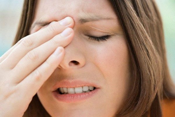 sử dụng Retinol bị kích ứng vùng mắt, dùng retinol bị rát da vùng xung quanh mắt