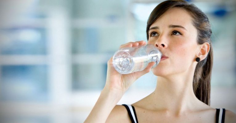Uống nhiều nước để ngăn ngừa khô da