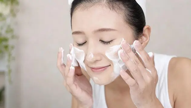 Rửa mặt để làm sạch những bụi bẩn trên da