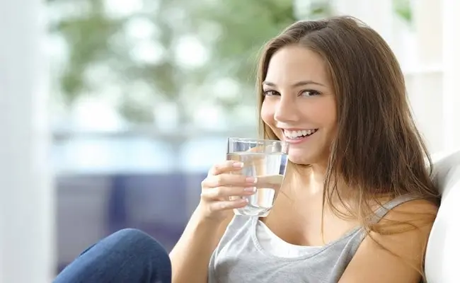 Uống nhiều nước là một cách kích thích quá trình hydrat hóa cho làn da