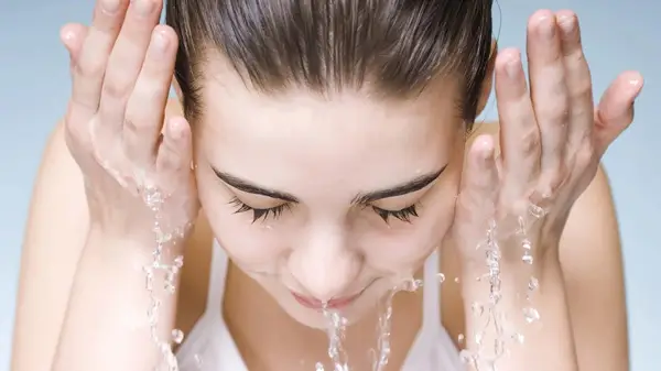 Tẩy trang kết hợp sữa rửa mặt giúp làm sạch da hiệu quả