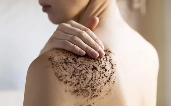 cải thiện mụn lưng ở tuổi dậy thì, Loại bỏ tế bào chết vật lý không phù hợp với làn da đang bị mụn